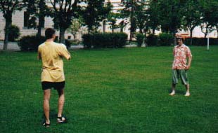 Giggi und Tom stehen im Gras