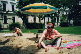 Giggi spielt im Sand