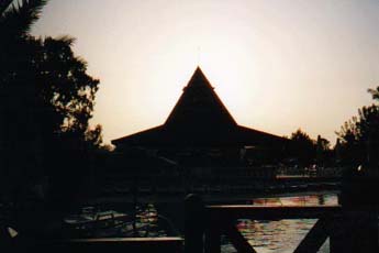 Poolbar vor Sonne